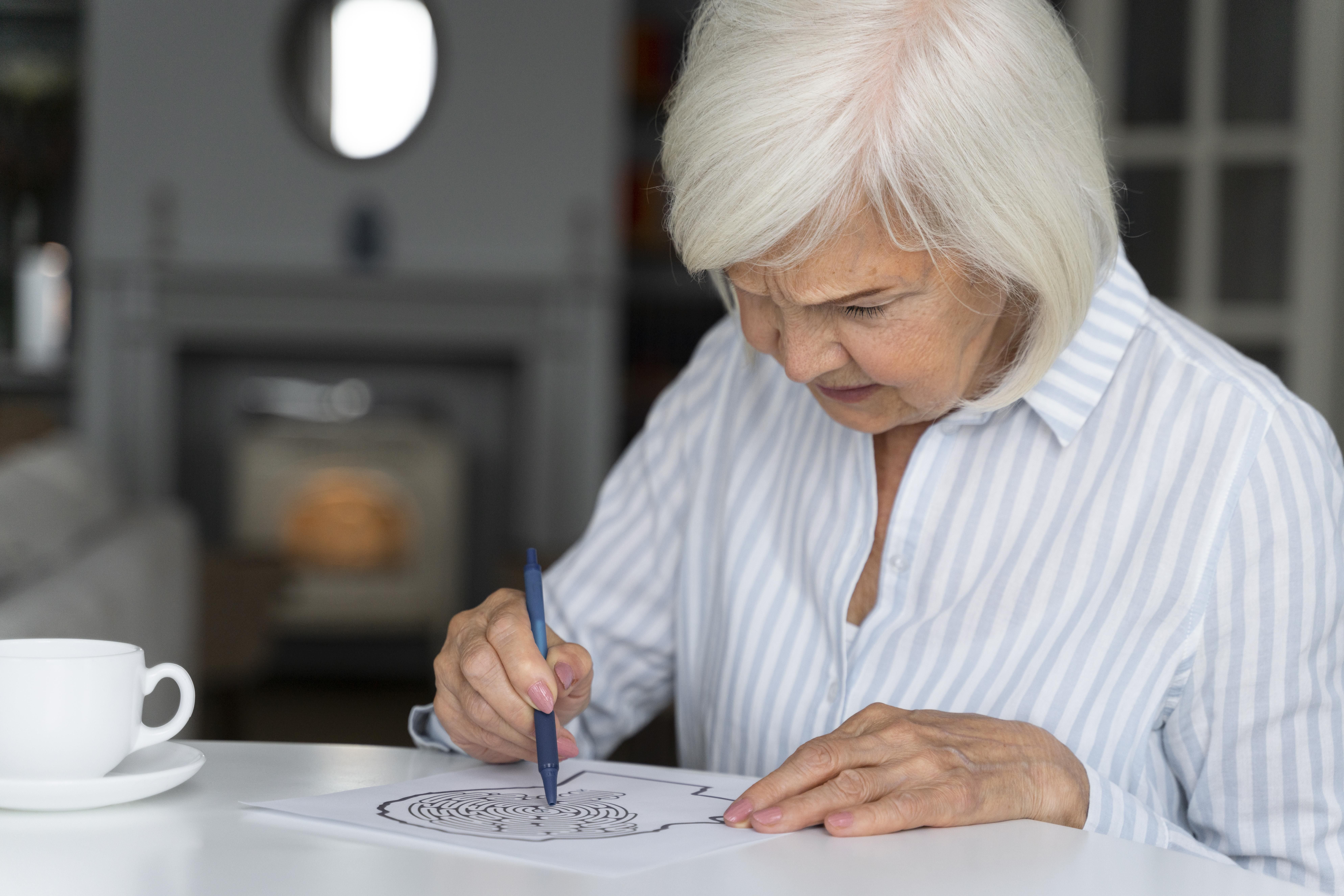 lonely woman confronting alzheimer disease